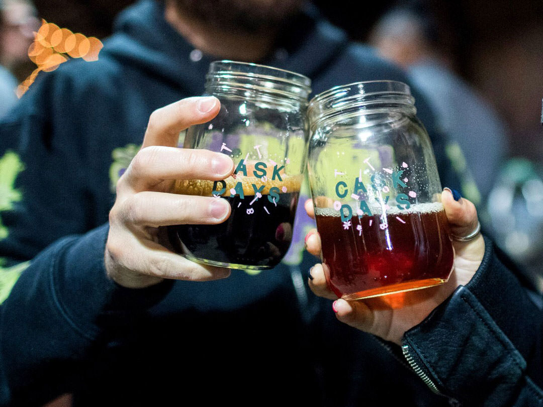 「cask days」の文字をあしらった2つのグラスで乾杯。