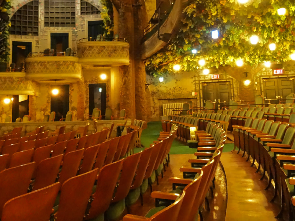 Handgemalte Blumen und Ranken und romantische Beleuchtung sorgen im Wintergartentheater für Stimmung