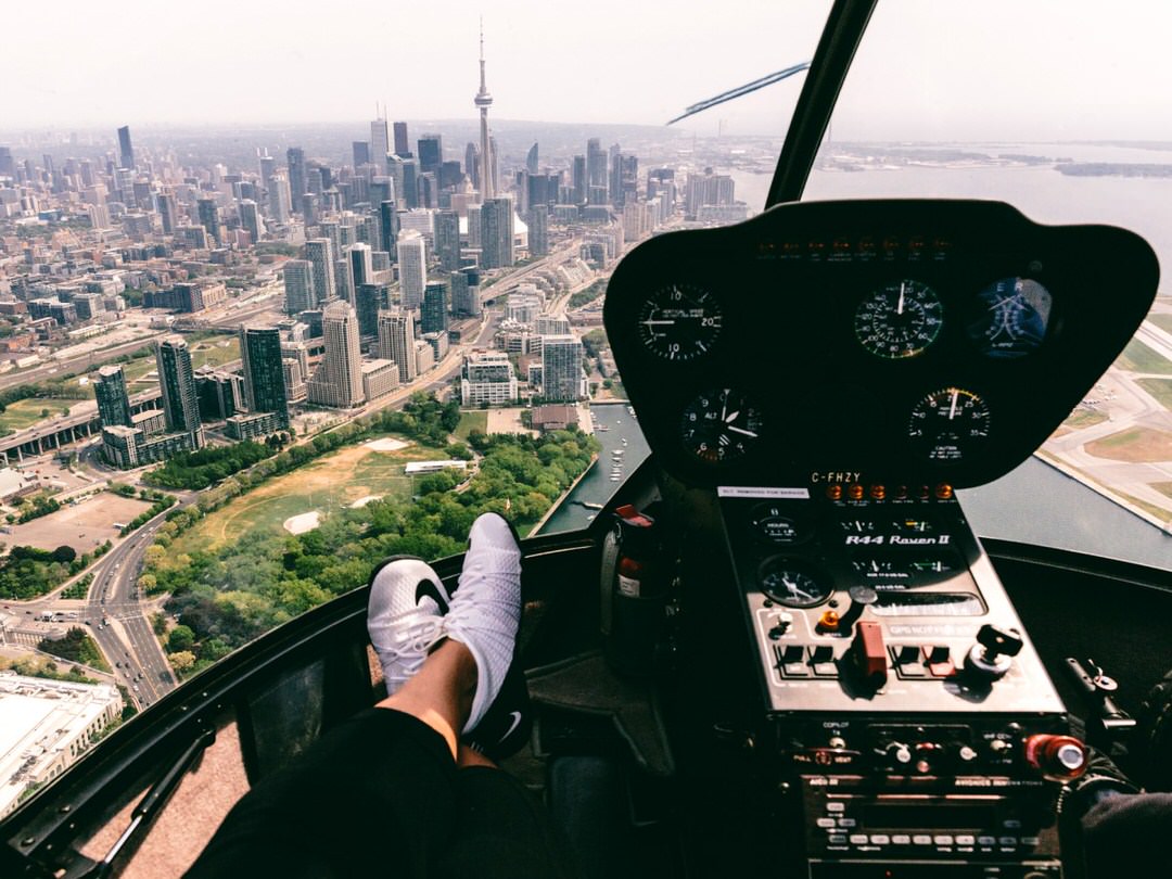 Blick auf die Skyline von Toronto aus dem Cockpit eines Hubschraubers