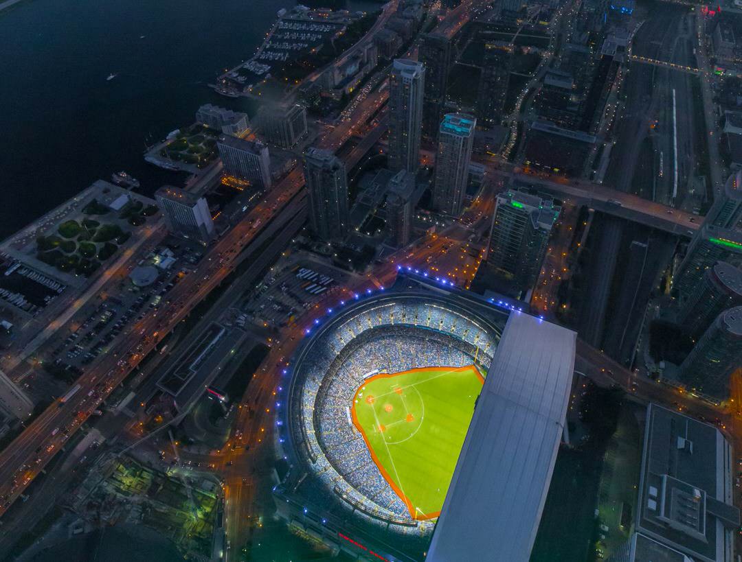 Vista aérea de un campo de béisbol en un estadio.