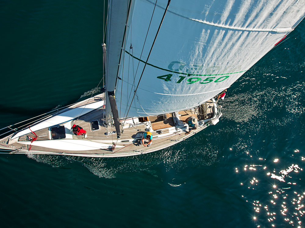Blick auf ein Segelboot von oben