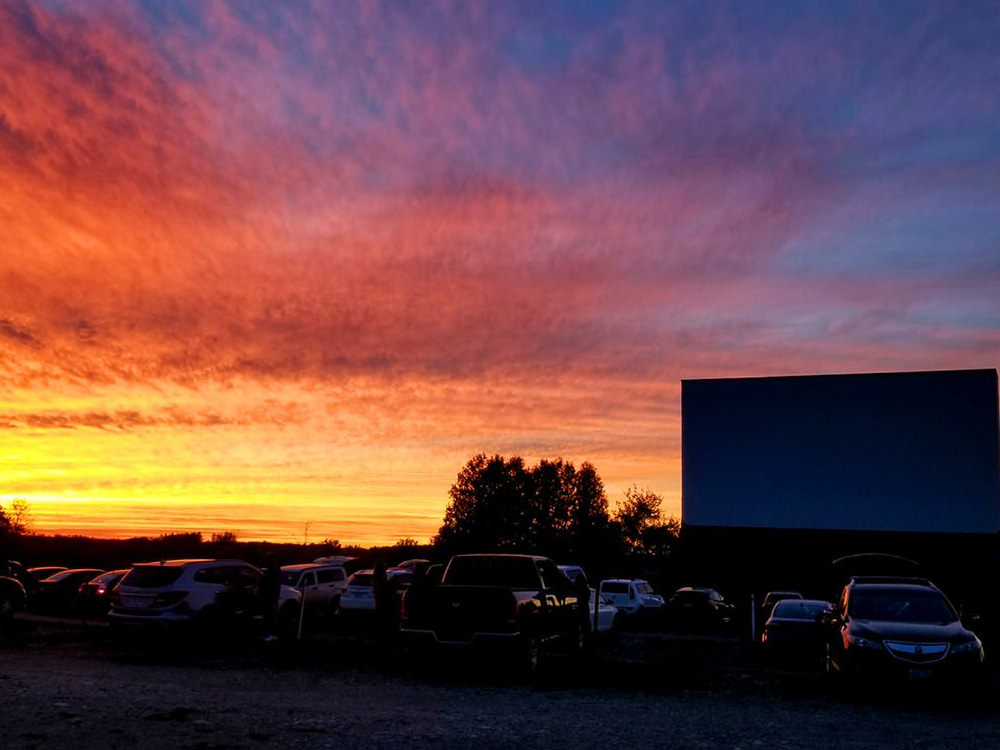 Autos bei einem Drive-In.