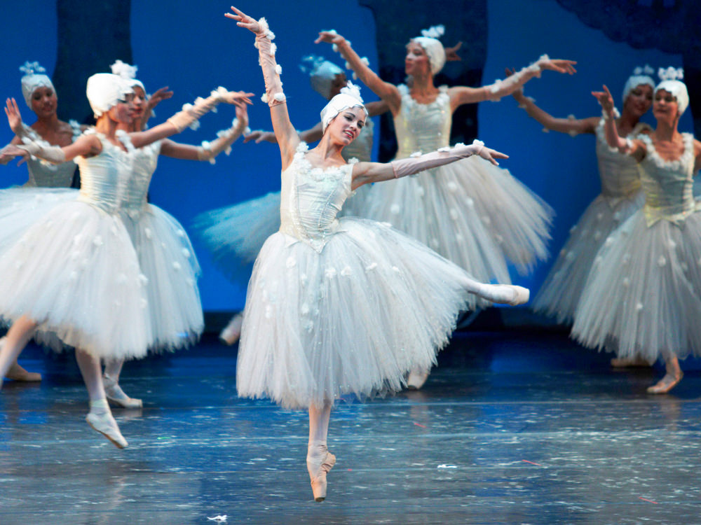 Los bailarines de ballet adornan el escenario de una conocida producción de ballet.