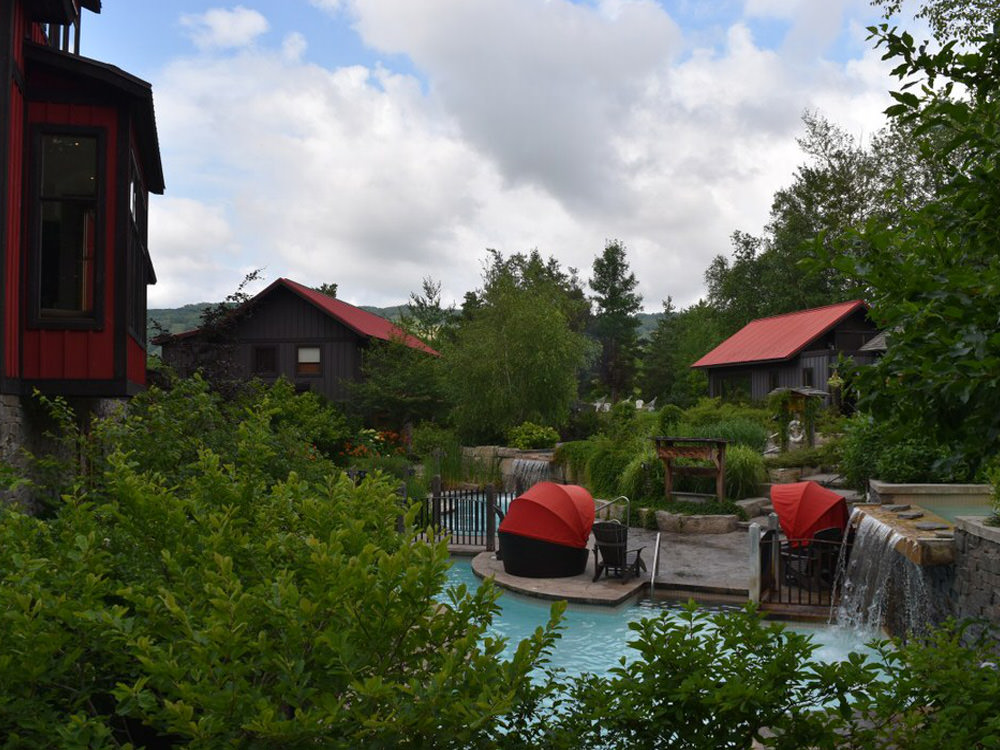 Relajación junto a la piscina en Scandinave Spa Blue Mountain