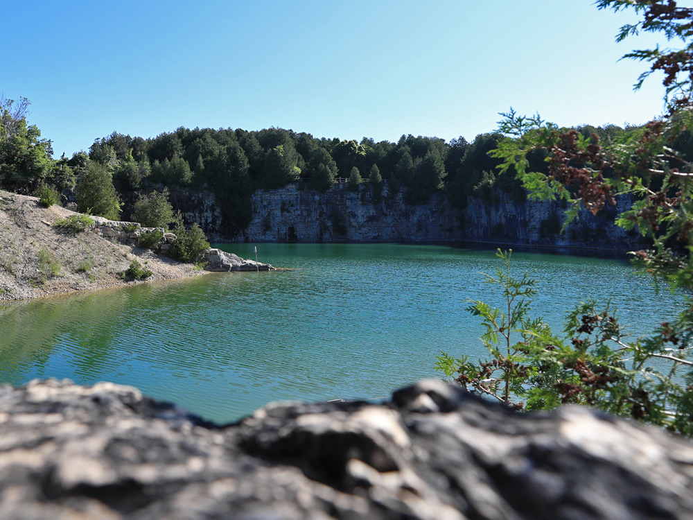 Einladendes blaues Wasser an einem örtlichen Badeplatz