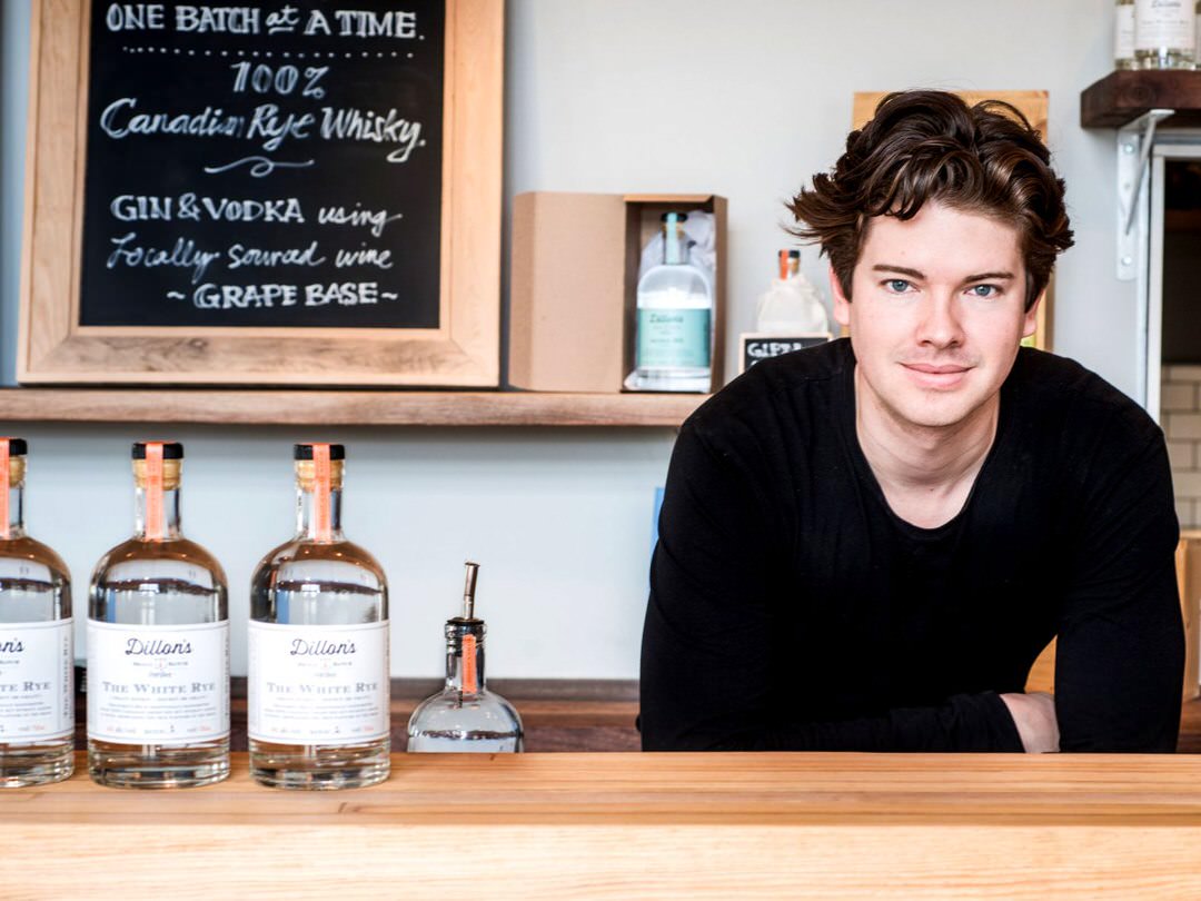 바텐더가 바에서 Dillon's White Rye 세 병을 제공합니다.