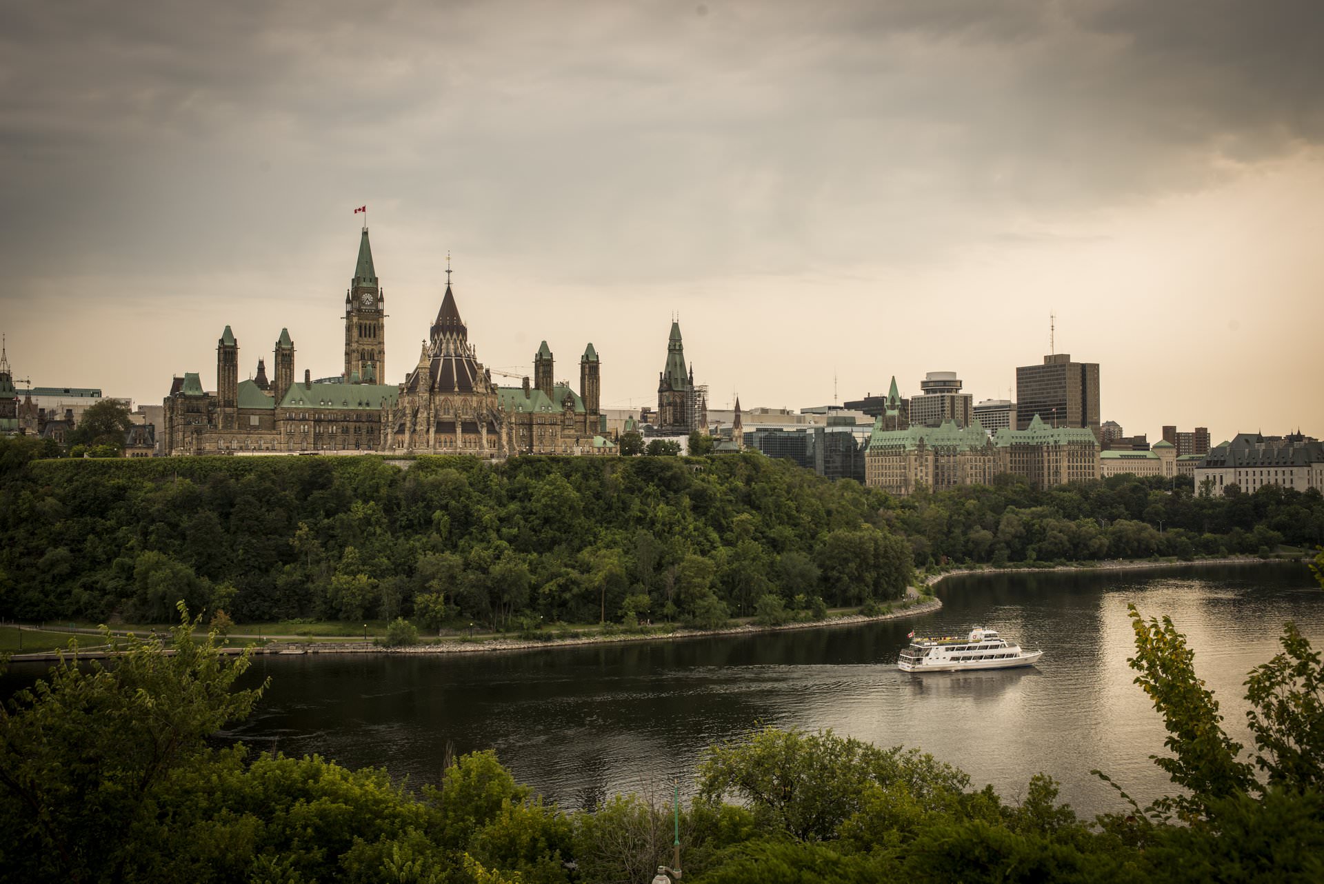 Vista del río Ottawa y la Colina del Parlamento con un cielo púrpura gris oscuro