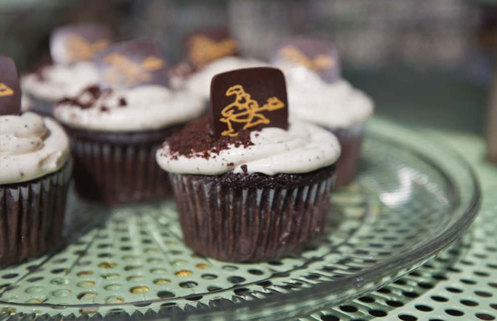 Un plato de deliciosas magdalenas con sabor a chocolate en exhibición.