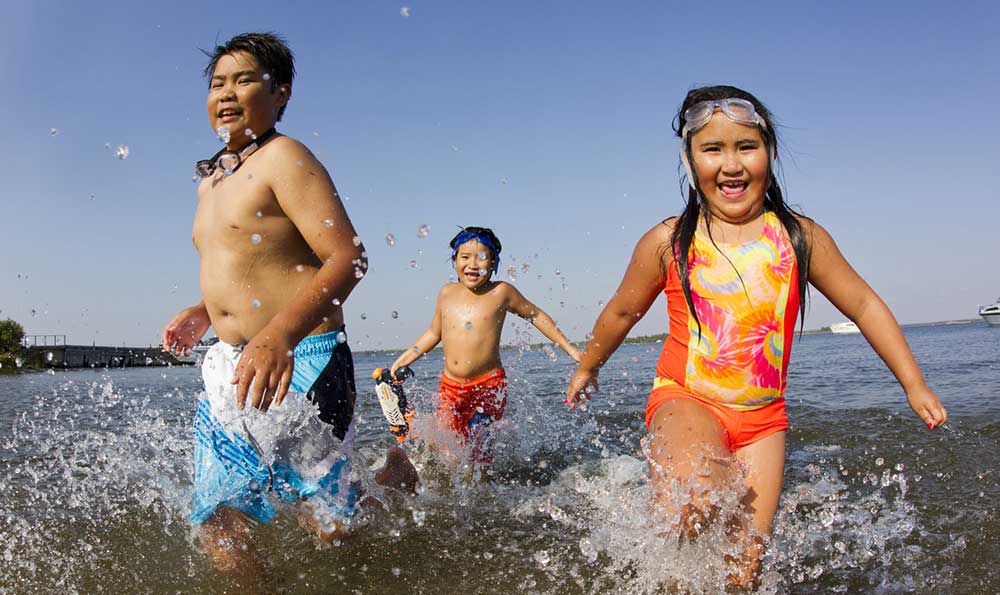 Niños jugando en el agua.