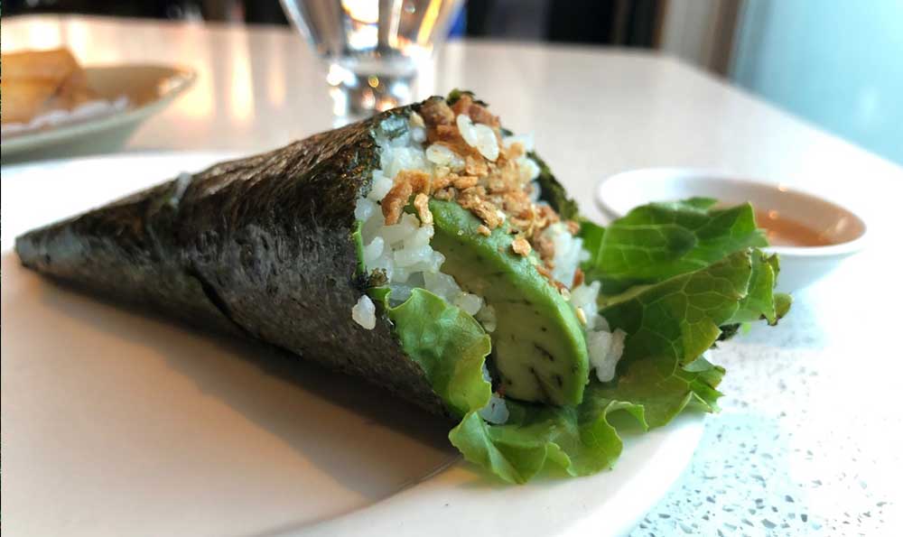 un wrap de algas con aguacate y arroz