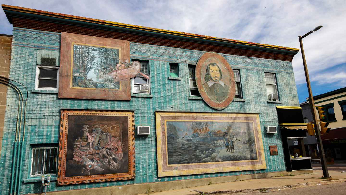 Un mural al aire libre representa la historia local