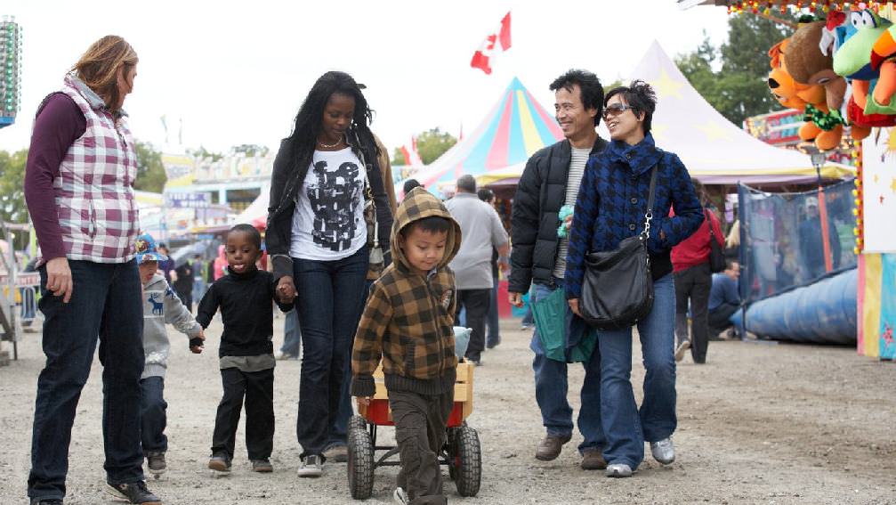 Un grupo de niños y adultos disfrutando de un día de feria