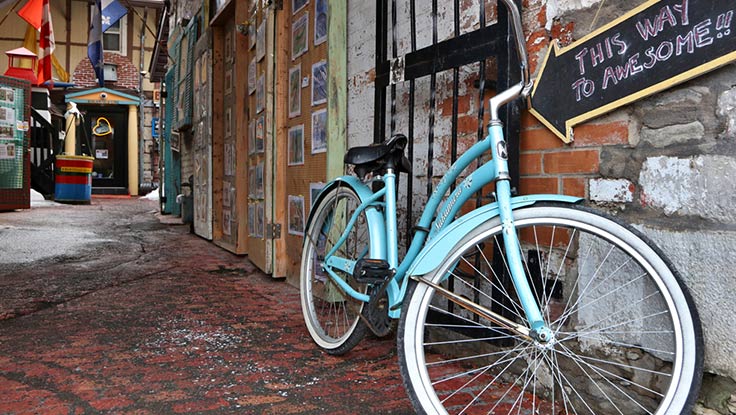 Ein altes Fahrrad lehnt an der Wand einer Gasse.