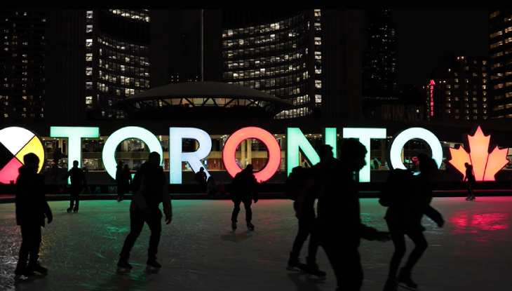 Gente patinando en Toronto