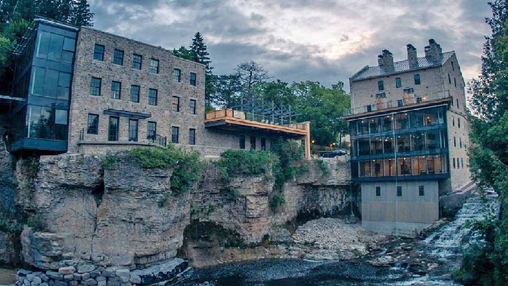 Grand bâtiment en pierre d'Elora Mill.